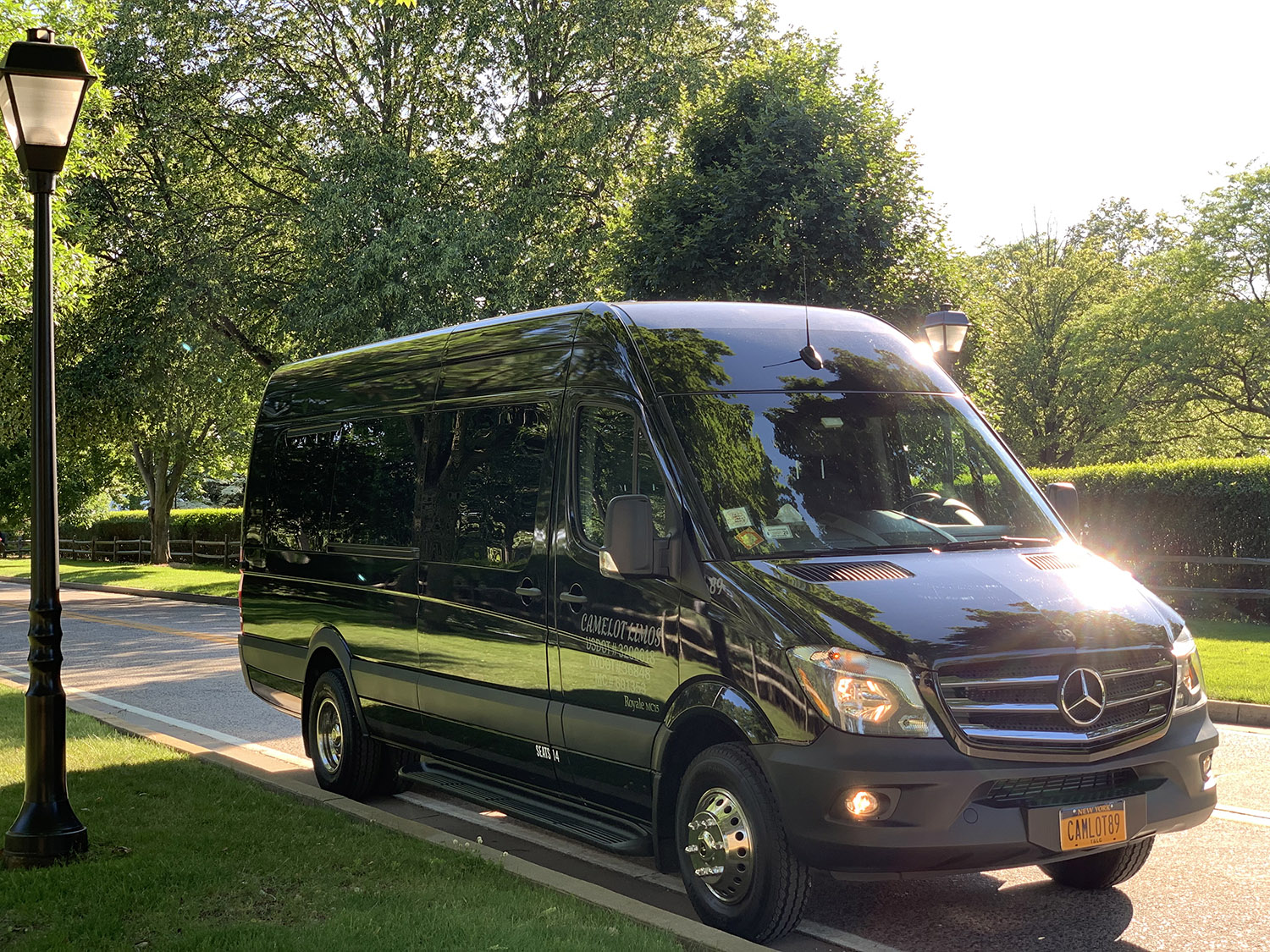 https://www.goldcoasttransportation.com/wp-content/uploads/2019/08/Executive-sprinter-1-2.jpg